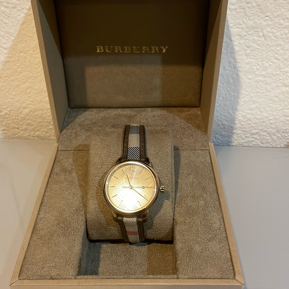 Burberry - Unisex - The Classic Round Watch